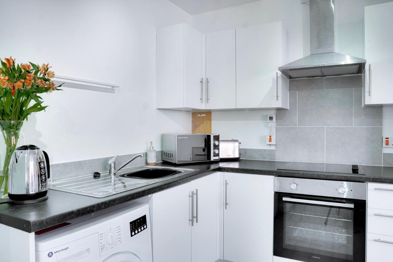Modern 2 Bedroom Flat - 15 Minutes To Liverpool Беркенгед Екстер'єр фото