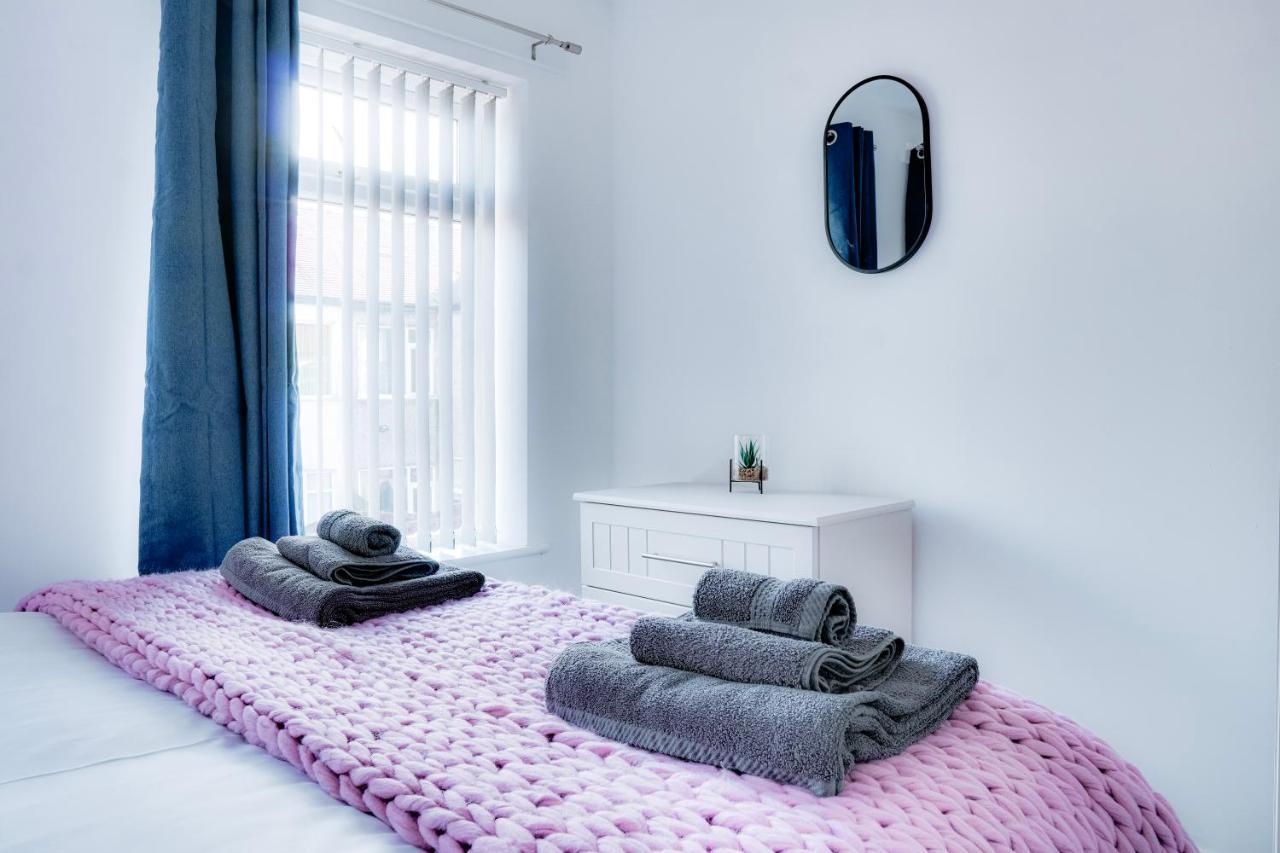 Modern 2 Bedroom Flat - 15 Minutes To Liverpool Беркенгед Екстер'єр фото